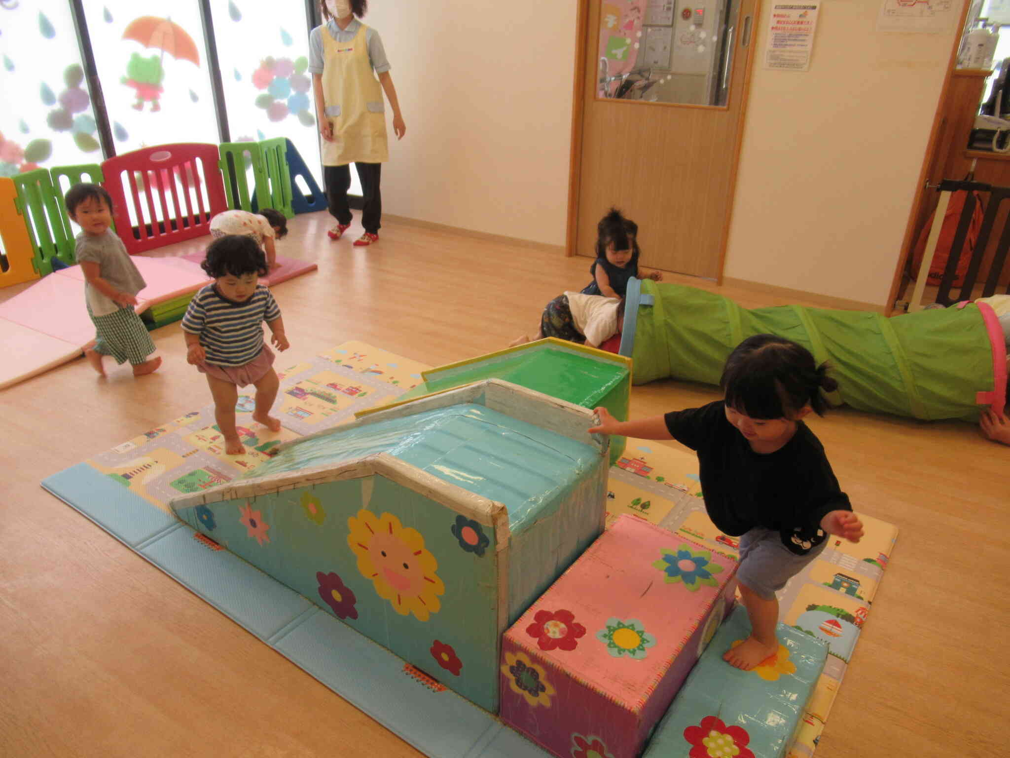 お部屋でサーキット｜ニチイキッズうえき保育園｜ニチイキッズ